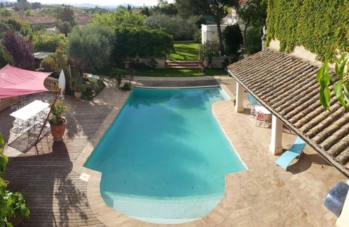 Plaissan Apartment | Joli Appartement en Bord de Piscine, Dans un Domaine Clos et Paisible