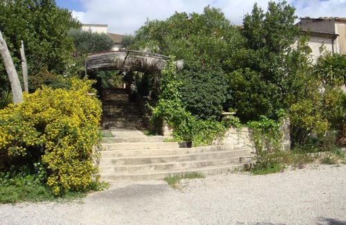 Plaissan Apartment | Joli Appartement en Bord de Piscine, Dans un Domaine Clos et Paisible