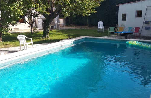 Les Trois Lucs Villa | Jolie Villa Avec Piscine Privée et Grand Jardin Idéal Pour 3 Familles
