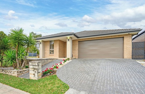Jordan Springs House | Jordan Springs classic sweet 3Br home WiFi&Parking