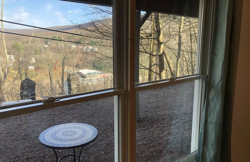 Jim Thorpe Apartment | Josephine's Apartment at Packer Hill Avenue-DOWNTOWN Jim Thorpe