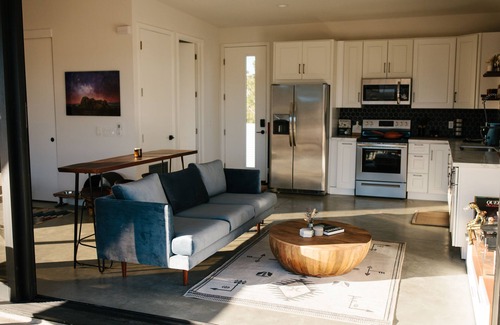 Joshua Tree House | Joshua Tree Monochrome - 5 mins from National Park