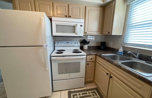 Joslyn Castle Apartment | Joslyn 5-One Bdrm walk to UNMC