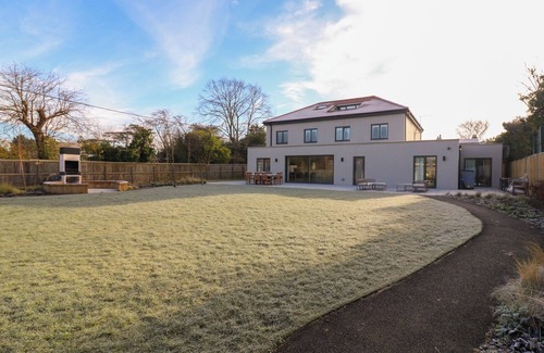 Whitstable Cottage | JOY LANE MANSION, family friendly, with pool in Whitstable