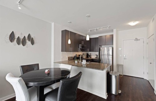 Evanston Apartment | "Joy of Evanston" 1BDR, KING EXEC Suite, pool+Gym
