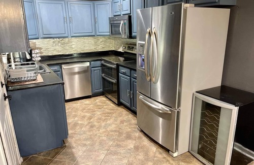 Shreveport House | Joyful 3 bedroom with fireplace. Centralized location