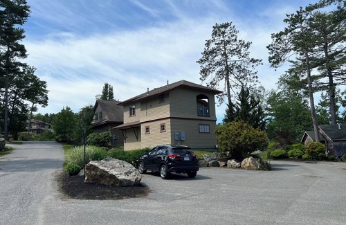 Edgecomb House | Joyful Maine Escape: A Three-Bedroom Water View Townhouse
