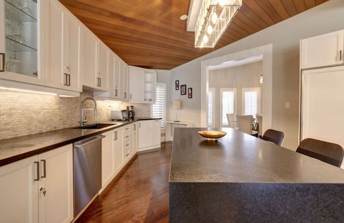 Sheridan Villa | Joyful Mansion with Charm Indoor