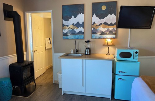 Mammoth Lakes Bed & Breakfast | Jr King Suite, No cleaning fee, Hot Breakfast
