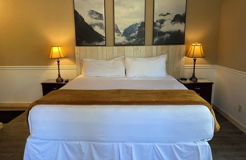 Mammoth Lakes Bed & Breakfast | Jr King Suite, No cleaning fee, Hot Breakfast