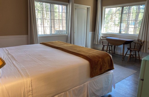 Mammoth Lakes Bed & Breakfast | Jr King Suite, No cleaning fee, Hot Breakfast