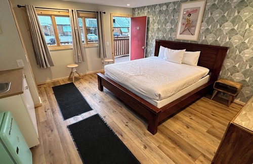 Mammoth Lakes Bed & Breakfast | Jr King Suite, No cleaning fee, Hot Breakfast