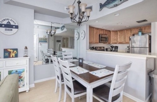 Diamond Beach Condo | June!BeachBldg,SeapointeWalkout,Nxt to oceanftCondo-Steps to beach,poolsHottubs!