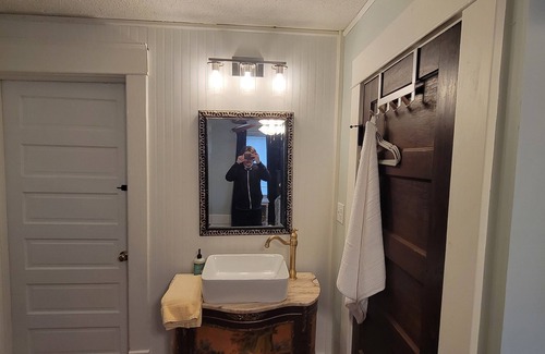High Point Apartment | Jude's cozy & convenient downtown studio Apt.