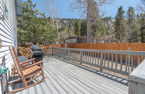 June Lake House | June Lake Lodge- Centrally located - short walk to JLB, The General Store, both Gull and June Lakes