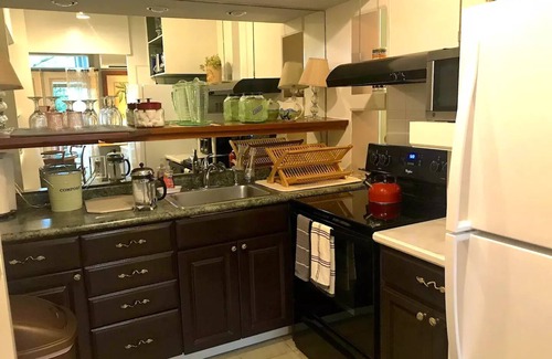 Carrabelle House | Jungalow Retreat in a Magic Garden-by-the-Sea; 3-min walk to Private Beach