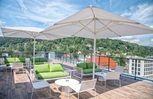 Schwaebisch Gmuend Apartment | Junior Suite Silber mit Panoramafenster und King Size Boxspringbett