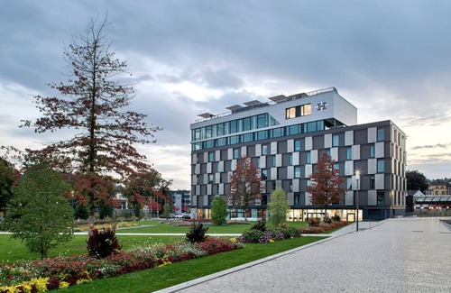 Schwaebisch Gmuend Apartment | Junior Suite Silber mit Panoramafenster und King Size Boxspringbett