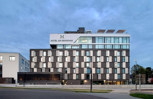 Schwaebisch Gmuend Apartment | Junior Suite Silber mit Panoramafenster und King Size Boxspringbett