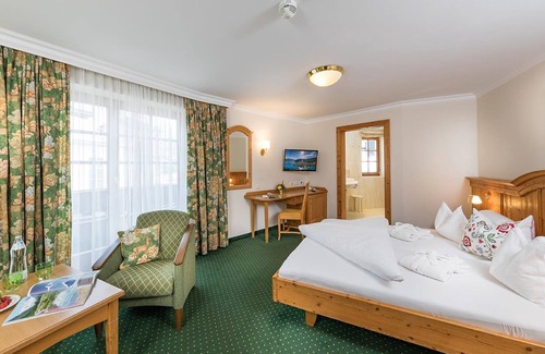 Zell am See Hotel | Junior Suite, shower or bath, WC, living /sleeping room - Zum Hirschen, Hotel