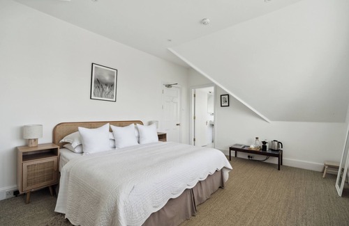 Bray on Thames Hotel | Junior Suite with Garden View at River Arts Club Hotel
