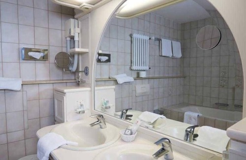 Badenweiler House | Junior suite with WC and whirlpool/shower - Top CCL Hotel Ritter Badenweiler