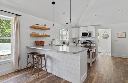 Union Pier House | Juniper Presents: A Classy Cottage w/Hot Tub, Deck, Fire Pit, near Beach