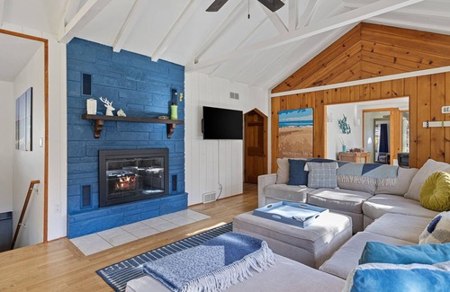 Michiana House | Juniper Presents: Fabulous Vacay Cabin, 2min Walk to Beach+Bikes, Games, Firepit