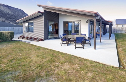 Wanaka Cottage | Juno Escape - Wanaka Holiday Home