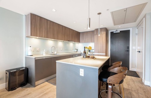 Victoria Park Apartment | Just 5 Minutes from Scotiabank arena! with parking