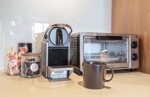 Victoria Park Apartment | Just 5 Minutes from Scotiabank arena! with parking
