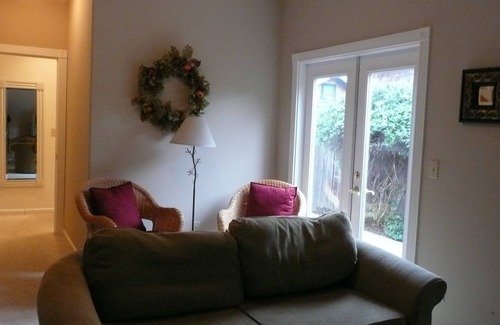 St. Helena House | Just 5 Minutes Walk To Main Street St. Helena & Vineyards - Classic Victoriana