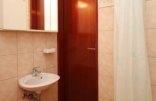 Liznjan Apartment | Just 700 meters to beach with WiFi and BBQ