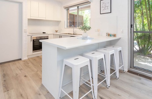 Boomerang Beach Apartment | Just Beachy - freshly renovated apartment minutes walk from the beach!