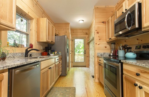 Grace Cabin | “Just BEE🐝Log Cabin"-Stunning, peaceful, NEW , -10 min to Dwtn Ashe