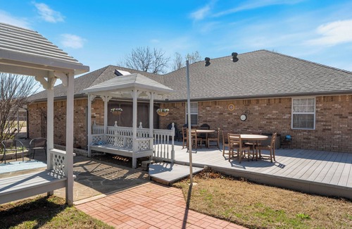 Moore House | Just Like Home #15: Centrally Located 5bd, 4ba, Pool, Hot Tub, Billiards, Grill