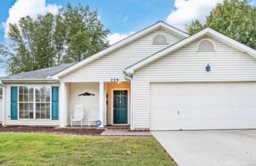 Madison House | Just Like Home 3-bedroom house in wonderful Madison/Pet-Friendly