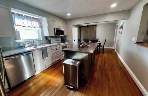 Day Heights House | Just like home w Pool & Pool table
