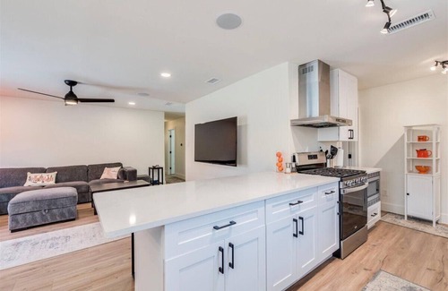 Austin House | Just minutes to dazzling Downtown Austin, Sleeps 10, 3 Full Baths, 2 kitchens