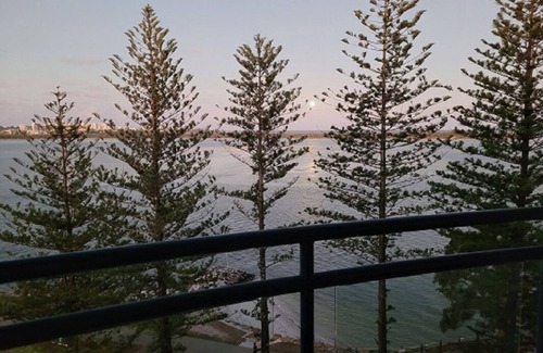 Golden Beach Apartment | Just Perfect - ocean view escape with free Wi-Fi & Netflix