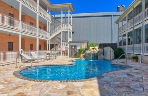 Gruene Condo | Just steps to everything Gruene!
