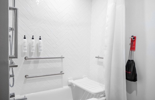 Clearwater Hotel | Just What You Were Looking For! 2 Comfortable Units, Free Breakfast, Pool