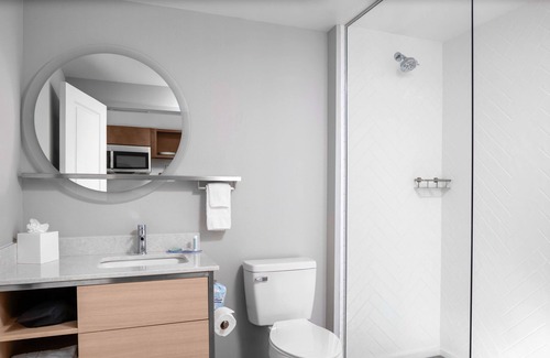 Clearwater Hotel | Just What You Were Looking For! 4 Comfortable Units, Free Breakfast, Pool