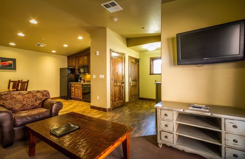Zion National Park South Entrance Hotel | Just What You Were Looking For! with Outdoor Swimming Pool, Free Parking