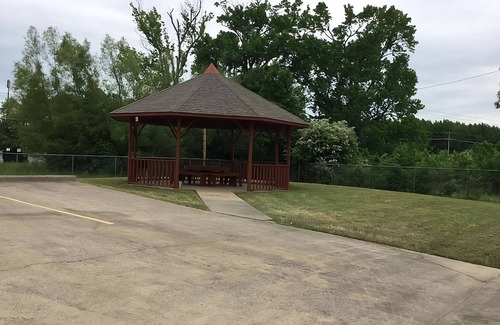Cabot House | Just What You Were Looking For! 3 Comfortable Units, Free Parking & Breakfast, Pool