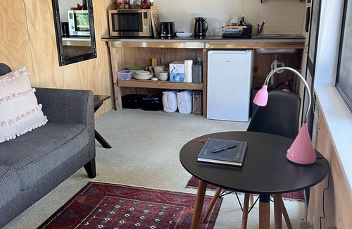 Tawharanui Apartment | Kākā Ridge Retreat Bush Hideaway