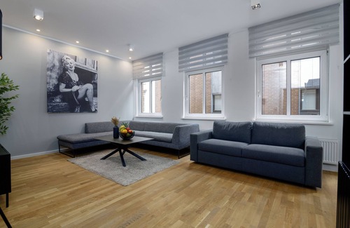Mitte Apartment | K&M: High End Luxus Zentral Mit Arbeitsplatz