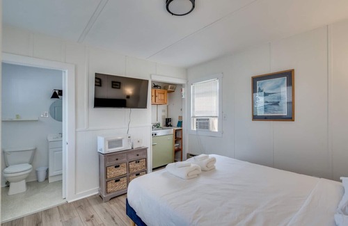 Clayton Apartment | K's Motel with Stunning St. Lawrence River Views - Room 2