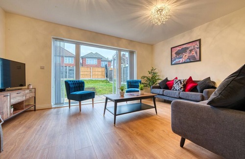 Yardley House | K Suites - Central 3 bed House w/free parking and Wi-Fi