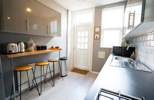 Leeds House | K Suites - Charming 5 bed House w/free parking